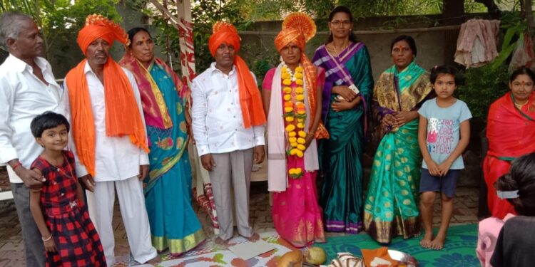 अभिमानास्पद! ग्रामसेविका संगीता माने यांनी जनमानसात मिसळून काम केले; सरपंच रेखा माळी यांचे गौरवोद्गार