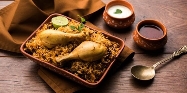 ब्रँडेड थाळी! मंगळवेढ्यातील हॉटेल योगीराज येथे ‘बिर्याणी’ महोत्सव, ग्राहकांसाठी मान्सून ऑफर; फॅमिलीसाठी खास सोय