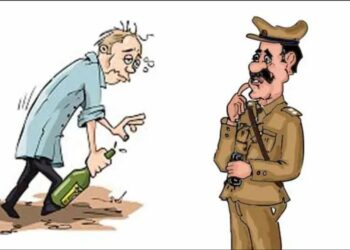 दारुडा भाऊसाहेब! गटविकास अधिकारी कार्यालयामध्ये ग्रामसेवकाचा दारू पिऊन धिंगाणा; पोलिस ठाण्यात गुन्हा दाखल