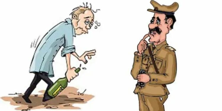 दारुडा भाऊसाहेब! गटविकास अधिकारी कार्यालयामध्ये ग्रामसेवकाचा दारू पिऊन धिंगाणा; पोलिस ठाण्यात गुन्हा दाखल