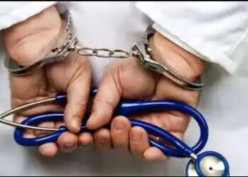 Breaking! मंगळवेढ्यातील डॉक्टरचा अल्पवयीन मुलीवर बलात्कार, चिडलेल्या नागरीकांनी दिला चाेप; पोलिसांनी केले त्याला गजाआड