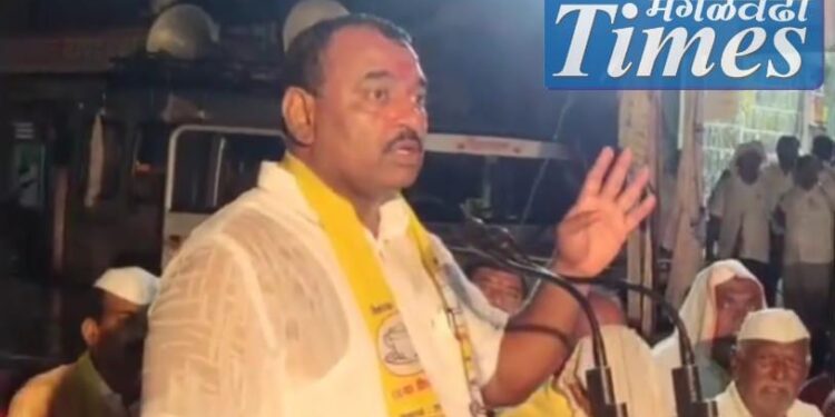 आमदार समाधान आवताडे यांची भर पावसात सभा; विरोधकांना झोडपून काढले