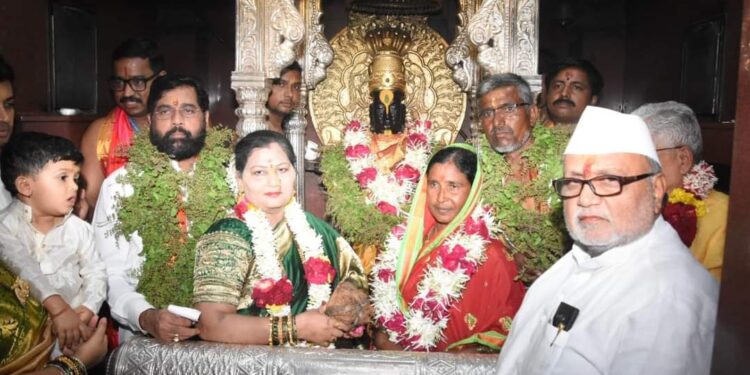 मुख्यमंत्री एकनाथ शिंदे यांच्या हस्ते विठुरायाची सपत्नीक महापूजा, शिंदेंच्या चार पिढ्याने घेतलं दर्शन; पांडूरंगाला घातलं ‘हे’ साकडं