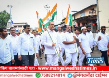 देशभक्ती! मंगळवेढ्यामधून निघाली तब्बल 350 फूट लांब तिरंगा ध्वजाची रॅली; आमदारांनी वाजवला ढोल