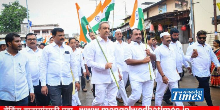 देशभक्ती! मंगळवेढ्यामधून निघाली तब्बल 350 फूट लांब तिरंगा ध्वजाची रॅली; आमदारांनी वाजवला ढोल