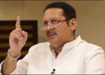 नेत्याचं प्रेम असावं तर अस्सं!उदयनराजेंनी कार्यकर्त्याला चक्क तोंडाने भरवला पेढा, कार्यकर्ते फिदा; व्हिडिओ व्हायरल