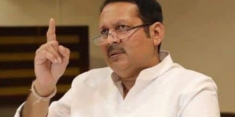 नेत्याचं प्रेम असावं तर अस्सं!उदयनराजेंनी कार्यकर्त्याला चक्क तोंडाने भरवला पेढा, कार्यकर्ते फिदा; व्हिडिओ व्हायरल