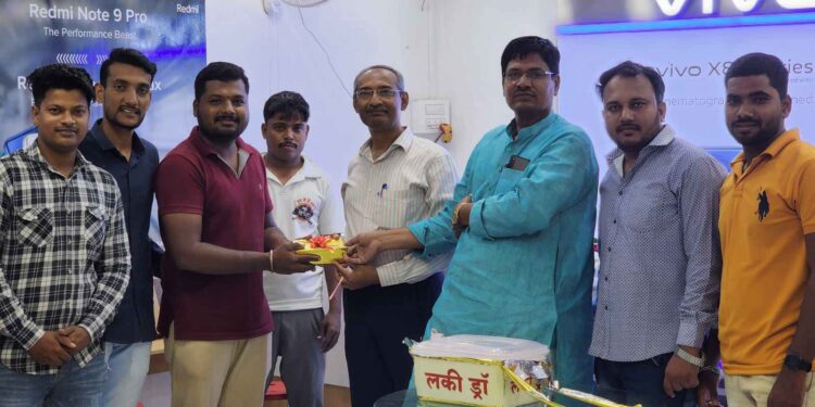 खरेदी केली 13 हजारांची अणि लकी ड्रॉ मध्ये लागला 18 हजारचा मोबाइल; तुम्ही ही जिंकू शकता फक्त आणि फक्त अमर इलेक्ट्रॉनिक्स & मोबाइलमध्ये