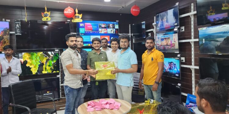 स्मिता पवार ठरल्या दुसर्‍या ‘लकी ड्रॉ’च्या विजेत्या; मिळाली 19 हजारांची एलईडी टीवी; तुम्ही ही जिंकू शकता, आजच करा खरेदी ‘अमर इलेक्ट्रॉनिक्स & मोबाइल शॉपी’मधून