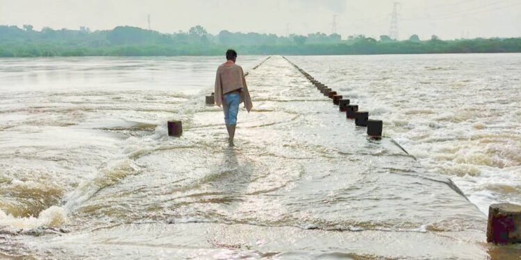 Breaking! मंगळवेढ्यात पुराच्या पाण्याने ‘हा’ बंधारा पाण्याखाली; दोन तालुक्याशी संपर्क तुटला