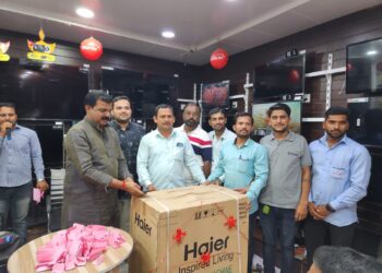 खरेदी केली 7 हजारांची आणि ‘लकी ड्रॉ’मध्ये आंधळगावात लागली 19 हजारांची वॉशिंग मशीन; तुम्ही ही जिंकू शकता, आजच करा खरेदी ‘अमर इलेक्ट्रॉनिक्स & मोबाइल’मधून