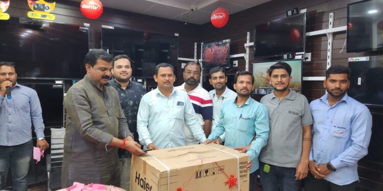 खरेदी केली 7 हजारांची आणि ‘लकी ड्रॉ’मध्ये आंधळगावात लागली 19 हजारांची वॉशिंग मशीन; तुम्ही ही जिंकू शकता, आजच करा खरेदी ‘अमर इलेक्ट्रॉनिक्स & मोबाइल’मधून