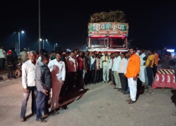 गांधीगिरी! ऊस दराची घोषणा न झाल्याने मंगळवेढ्यात ऊसाची वाहने शेतकर्‍यांनी अडविली