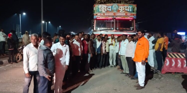 गांधीगिरी! ऊस दराची घोषणा न झाल्याने मंगळवेढ्यात ऊसाची वाहने शेतकर्यांनी अडविली