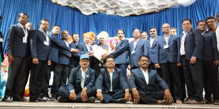 कौतुकास्पद! माध्यमिक आश्रम शाळा पडोळकरवाडीस राज्यस्तरीय आदर्श शाळा पुरस्कार प्रदान; राजेंद्र पोतदार यांच्या कार्याचा गौरव