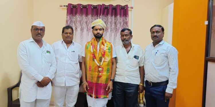 सिद्धेश्वर आवताडे यांचा कर्नाटकातील पद्धतीने केला सत्कार; अंबादास कुलकर्णी शुभेच्छा देताना म्हणाले…