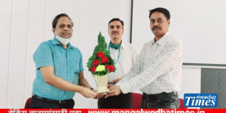 अभिनंदनास्पद! मंगळवेढ्याचे डॉ.नंदकुमार शिंदे यांचे नेतृत्व जिल्ह्याला मान्य; वैद्यकीय अधिकारी सेवक पतसंस्थेच्या संचालकांना दिले बिनविरोध निवडून