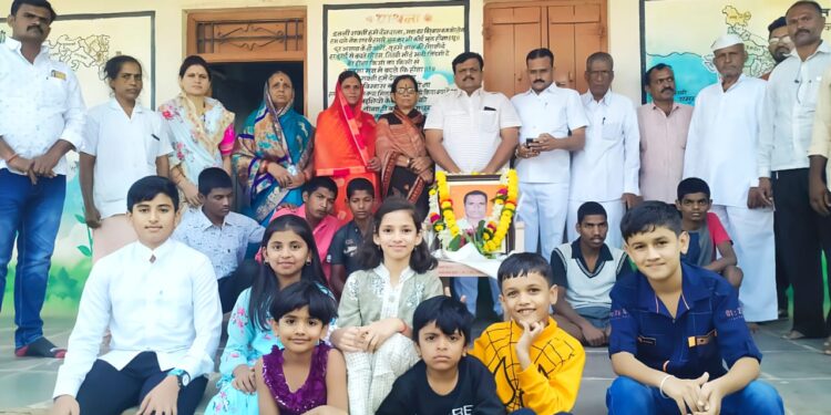 श्रेष्ठदान! कै.मनोहर सावंजी यांचे ७ वे पुण्यस्मरण दिनानिमित्त मुक्ताई येथे अन्नदान