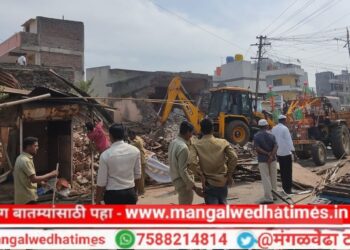 मंगळवेढ्यात पोलीस बंदोबस्तात काढले अतिक्रमण, राजकिय दबावापोटी सदरची कारवाई घरमालकाचा गंभीर आरोप; इतर अतिक्रमण काढण्याचे धाडस नगरपालिका करणार का?
