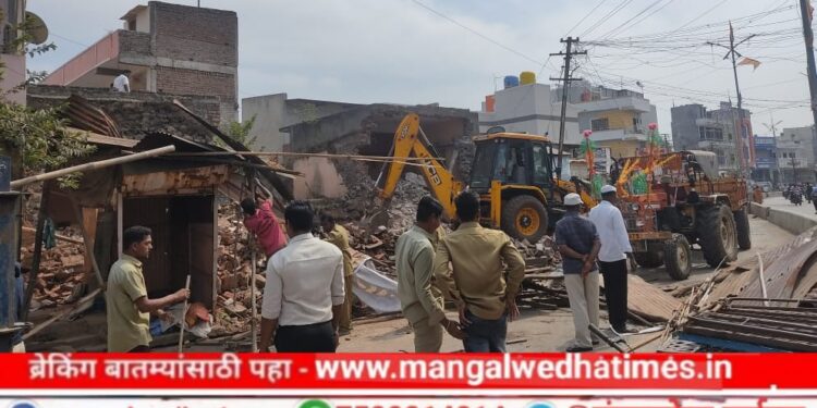 मंगळवेढ्यात पोलीस बंदोबस्तात काढले अतिक्रमण, राजकिय दबावापोटी सदरची कारवाई घरमालकाचा गंभीर आरोप; इतर अतिक्रमण काढण्याचे धाडस नगरपालिका करणार का?