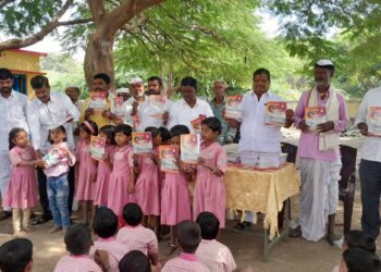 आमदार समाधान आवताडे यांच्या वाढदिवसानिमित्ताने शिवणगी शाळेत फळे व शैक्षणिक साहित्य वाटप
