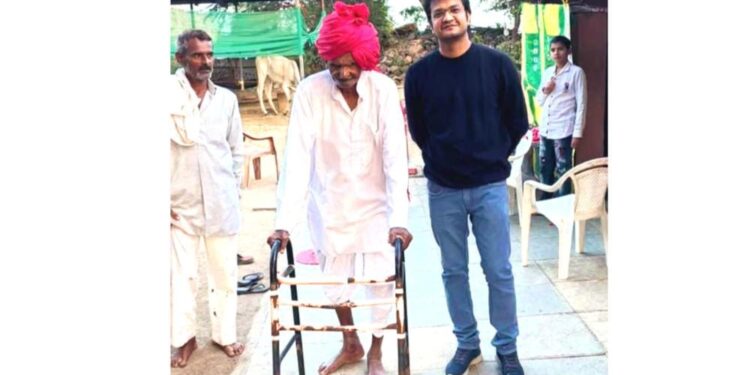 जीवदान! कमरेच्या खुब्याचे हाड मोडलेल्या 105 वर्षाच्या आजोबांवर गजानन लोकसेवा हॉस्पिटलमध्ये शस्त्रक्रिया यशस्वी; आजोबा ठणठणीत होऊन चालू लागले