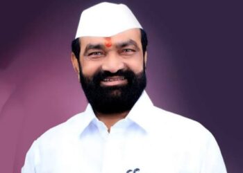 दिवंगत आमदार भारत भालके यांच्या व्दितीय पुण्यस्मरणानिमित्त पुष्पवृष्टी व रक्तदान शिबीर