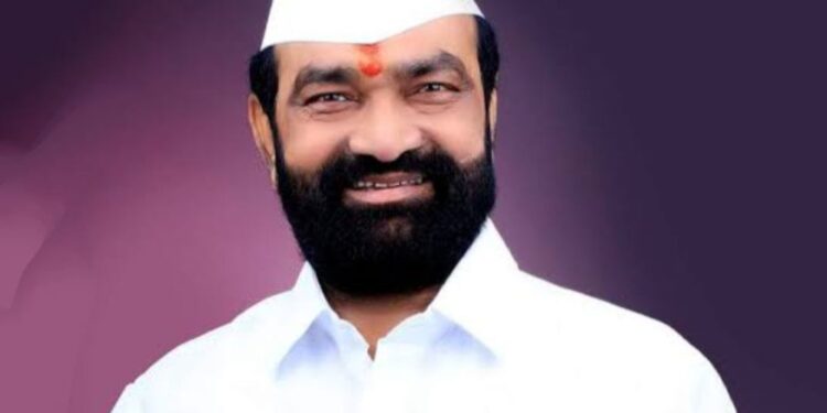 दिवंगत आमदार भारत भालके यांच्या व्दितीय पुण्यस्मरणानिमित्त पुष्पवृष्टी व रक्तदान शिबीर