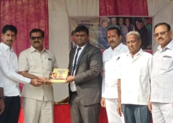 भोसे प्रशालेत संविधान दिन साजरा; भारतीय संविधानाची प्रत मुख्याध्यापक यांच्याकडे प्रशालेस सुपूर्त