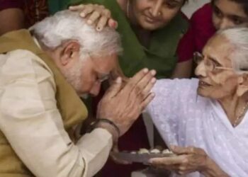पंतप्रधान नरेंद्र मोदी यांना मातृशोक, हीराबेन यांचं निधन; शानदार शताब्दी का ईश्वर चरणों में विराम. आई गेल्यानंतर मोदी यांचं भावूक ट्विट