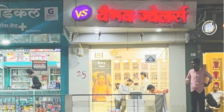 सोने-चांदी खरेदी करा अन् पैठणी साडी मोफत घेऊन जा; वैभव ज्वेलर्समध्ये धमाकेदार ऑफर्सचा आज शेवटचा दिवस