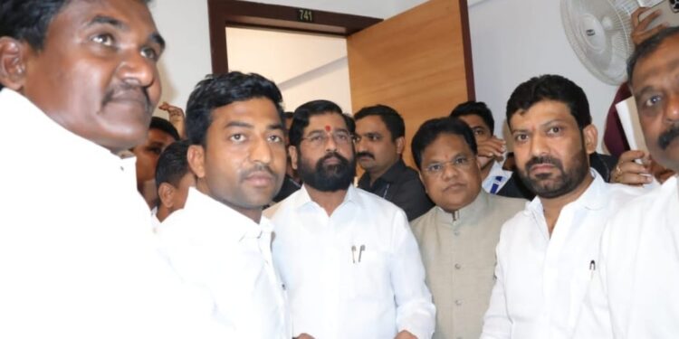 छावणी चालकांना मोठा दिलासा! अनिल सावंत यांची शिष्टाई आली कामी; मुख्यमंत्र्यांनी बिलांचा प्रश्न मार्गी लावण्याचे दिले आश्वासन