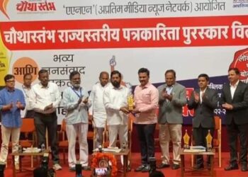 अभिजित पाटील यांना सहकाराचा चौथा स्तंभ पुरस्कार प्रदान; सहा कारखान्याचे लवकर दहा कारखाने व्हावे मुख्यमंत्र्यांनी दिल्या शुभेच्छा