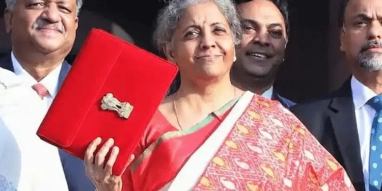 बजेटमधून दिलासा! तुम्हाला टॅक्समध्ये 7 लाखांपर्यंत सूट कशी मिळणार? हे समजून घ्या नाहीतर होईल नुकसान