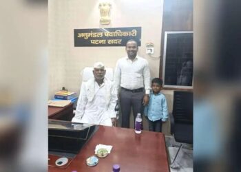 कष्टाचे चीज केले! जमीन विकून मुलाला केले जिल्हाधिकारी; श्रीकांत खांडेकर यांनी वडिलांना खुर्चीवर बसवून केला सन्मान