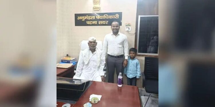 कष्टाचे चीज केले! जमीन विकून मुलाला केले जिल्हाधिकारी; श्रीकांत खांडेकर यांनी वडिलांना खुर्चीवर बसवून केला सन्मान