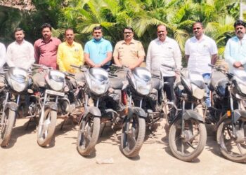 अट्टल चोरटयांकडून 12 चोरीच्या मोटार सायकली हस्तगत; मंगळवेढ्यातील एकाचा समावेश; स्थानिक गुन्हे शाखेची उल्लेखणीय कामगिरी