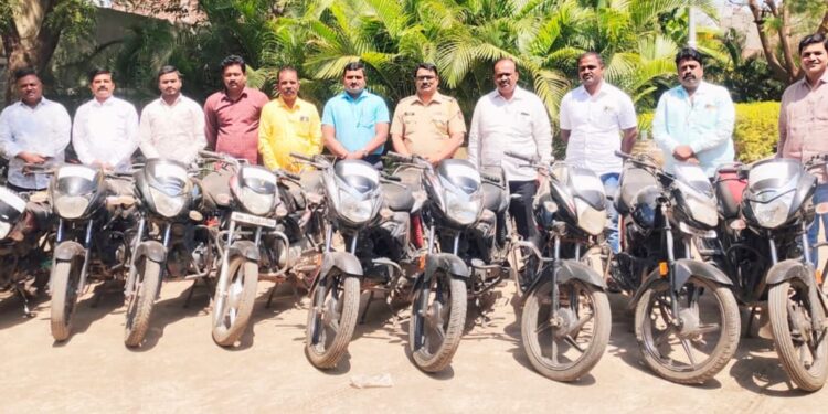 अट्टल चोरटयांकडून 12 चोरीच्या मोटार सायकली हस्तगत; मंगळवेढ्यातील एकाचा समावेश; स्थानिक गुन्हे शाखेची उल्लेखणीय कामगिरी