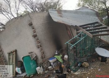वादळी वार्यामुळे मंगळवेढ्यात चार घरावरील पत्रे गेले उडून; गाेर गरीबाचा संसार आला उघड्यावर