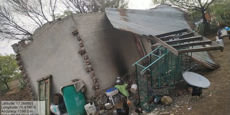 वादळी वार्यामुळे मंगळवेढ्यात चार घरावरील पत्रे गेले उडून; गाेर गरीबाचा संसार आला उघड्यावर