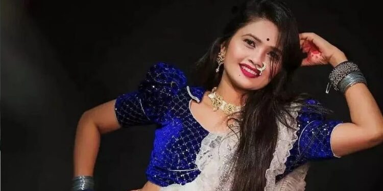 गौतमी पाटीलच्या कार्यक्रम आयोजकावर गुन्हा; पोलिसांनी रात्रीच कार्यक्रम बंद करून केली कारवाई; सोलापूर जिल्ह्यातील घटना