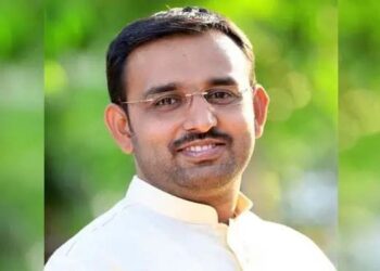 भालकेंसाठी तेलंगणातून विमान; पुण्यातून हैदराबादकडे ‘टेक ऑफ’; आज चंद्रशेखर राव यांच्यासोबत होणार बैठक; प्रत्येक निवडणुकीत वेगळा पक्ष?