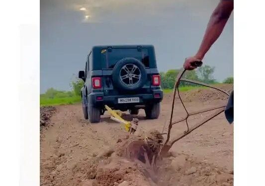 शेतकऱ्याचा नादच खुळा! चक्क थारने नांगरली शेती; एक एकर क्षेत्र थार गाडीच्या साह्याने नांगरले