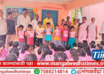 कौतुकास्पद! शैक्षणिक साहित्यासाठी राजलक्ष्मी महिला पतसंस्थेची जिल्हा परिषद शाळेला 5 हजारांची देणगी; मंगळवेढा तालुक्यातून या उपक्रमाची प्रशंसा