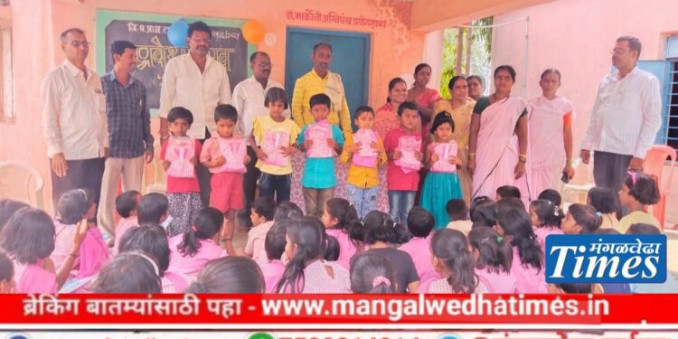 कौतुकास्पद! शैक्षणिक साहित्यासाठी राजलक्ष्मी महिला पतसंस्थेची जिल्हा परिषद शाळेला 5 हजारांची देणगी; मंगळवेढा तालुक्यातून या उपक्रमाची प्रशंसा
