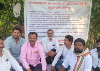 पोलीस निरीक्षक रणजित माने यांना निलंबित करा, सर्व राजकीय पक्ष एकवटले, बेमुदत धरणे आंदोलन सुरु; माने यांना कोण पाठीशी घालीत आहेत? आता कारवाई शिवाय माघार नाही