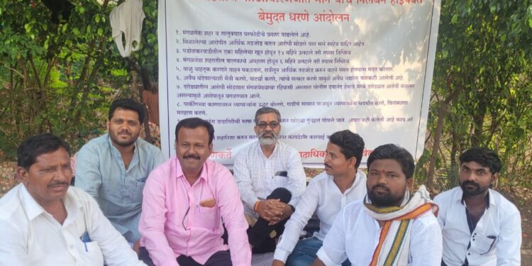 पोलीस निरीक्षक रणजित माने यांना निलंबित करा, सर्व राजकीय पक्ष एकवटले, बेमुदत धरणे आंदोलन सुरु; माने यांना कोण पाठीशी घालीत आहेत? आता कारवाई शिवाय माघार नाही