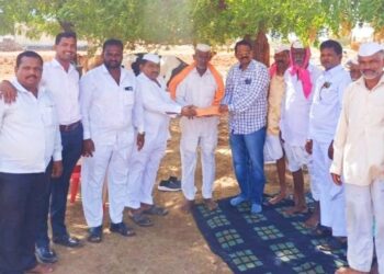 लाखमोलाची मदत! वीज पडून चार जनावरांचा मृत्यू झालेल्या शेतकऱ्यांना भैरवनाथ शुगरचे अनिल सावंत यांची आर्थिक मदत