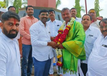 संस्कृती जपली! आरोप प्रत्यारोप अन् काच फोडूनही विठ्ठलच्या वतीने केला नेत्यांचा सन्मान; अभिजित पाटील यांचा दिलदारपणा