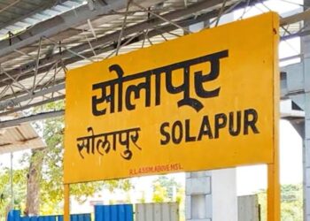 सोलापुरातील शांतता भंग करण्याचा प्रयत्न? ईदगाहच्या समोर ‘लव्ह पाकिस्तान’ संदेश असलेल्या फुग्यांची विक्री; नेमकं काय घडलं?